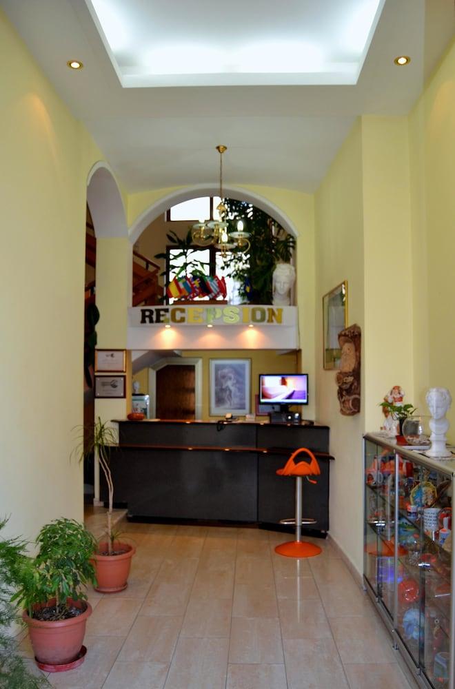 Kruja Hotel Tirana Buitenkant foto