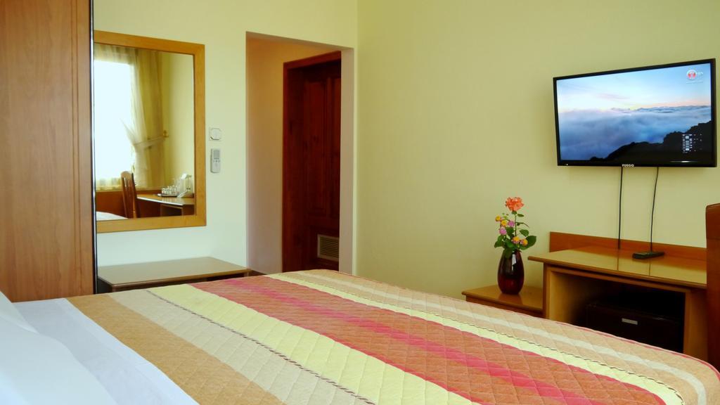 Kruja Hotel Tirana Buitenkant foto